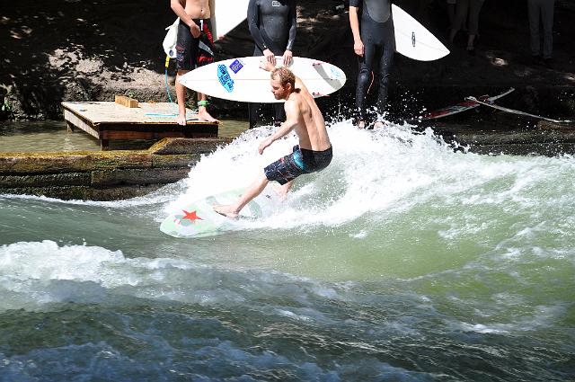 Muenchen 2011 054.jpg - München Eisbachsurfer